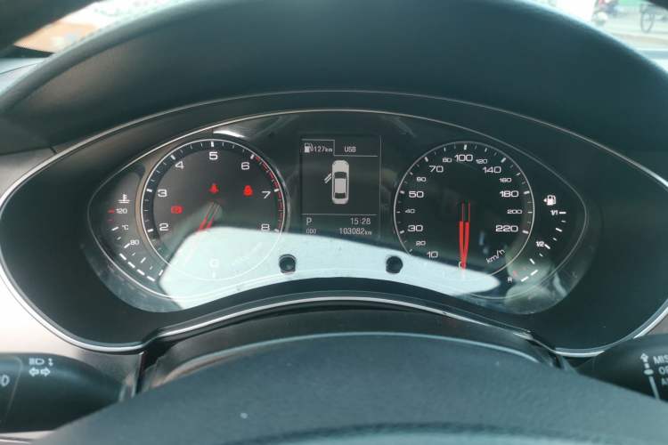Used Zotye Z700 2016 1.8T DCT Prestige Edition Odometer Close Up