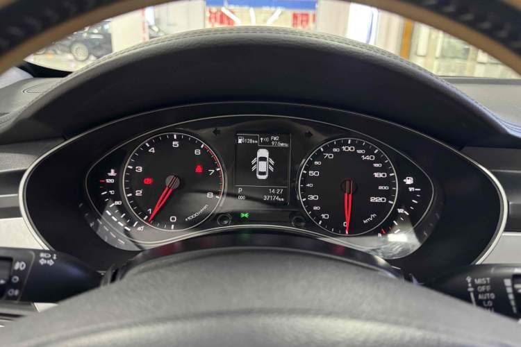 Used Zotye Z700 2016 1.8T DCT Luxury Model Odometer Close Up