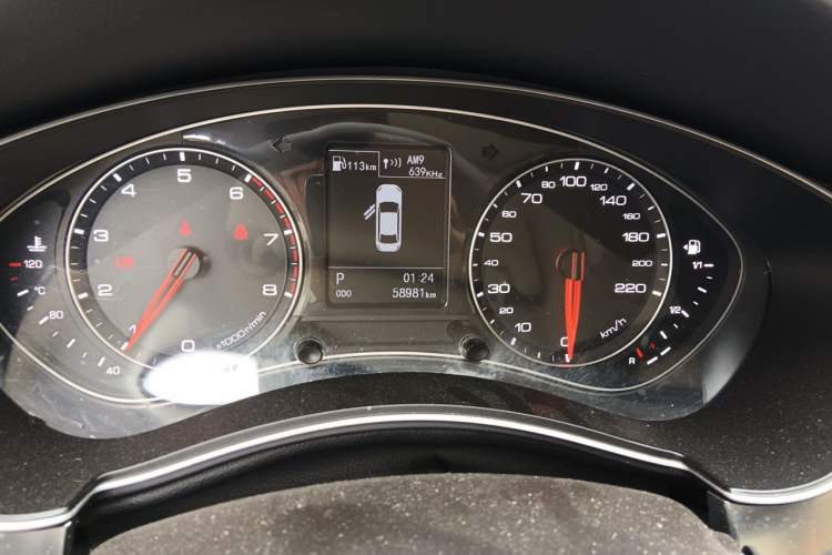 Used Zotye Z700 2016 1.8T DCT Luxury Model Odometer Close Up