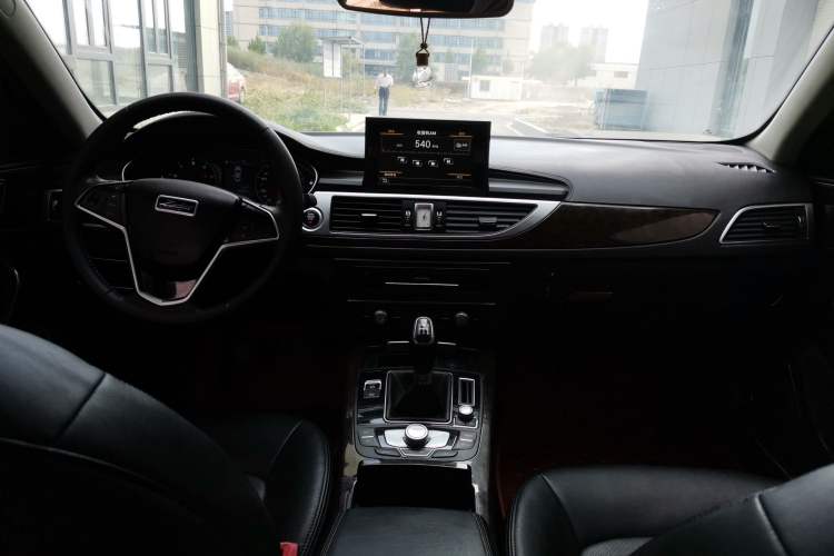 Used Zotye Z700 2016 1.8T Manual Luxury Model Center Console