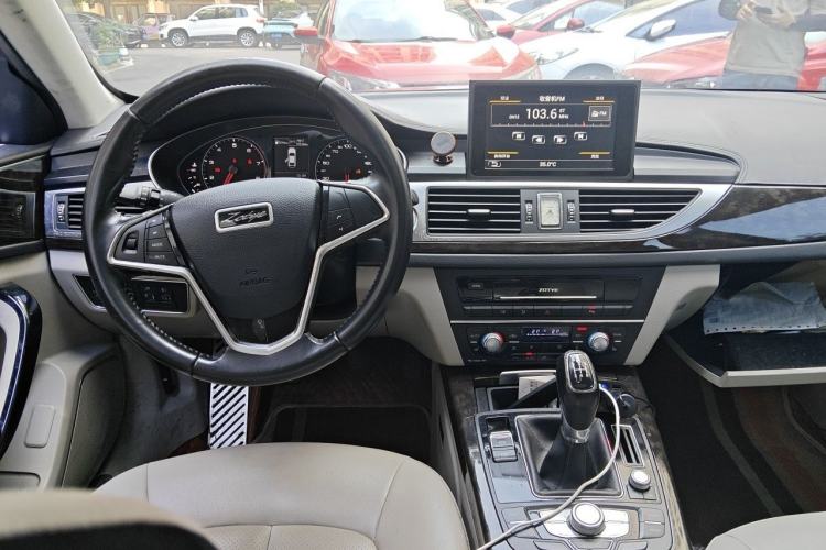Used Zotye Z700 2016 1.8T Manual Elegant Model Center Console