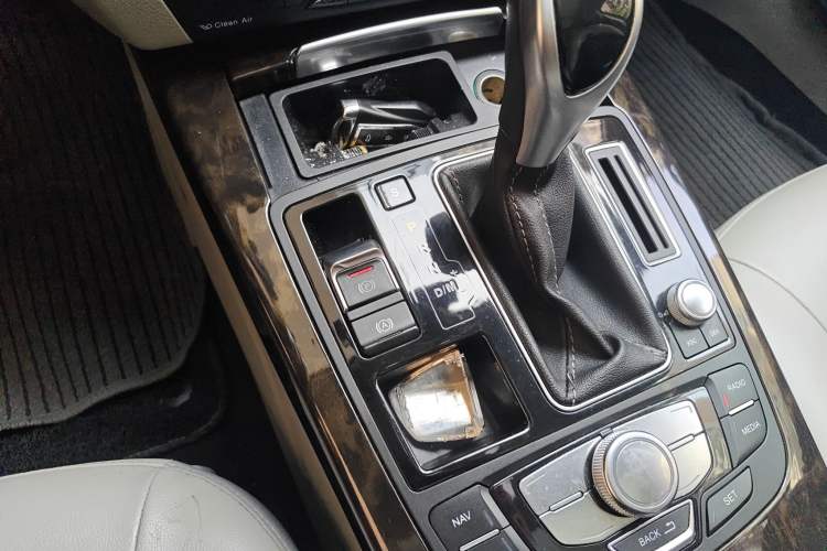 Used Zotye Z700 2016 1.8T DCT Prestige Edition Gear Lever