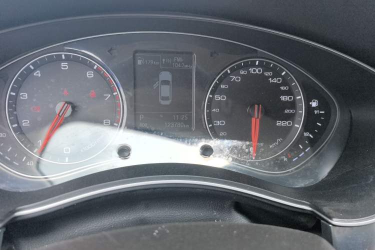 Used Zotye Z700 2016 1.8T DCT Elegant Version Odometer Close Up