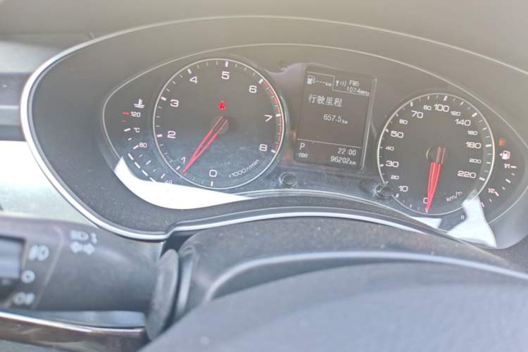 Used Zotye Z700 2016 1.8T DCT Luxury Model Odometer Close Up