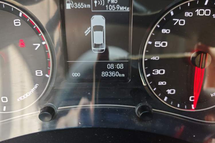 Used Zotye Z700 2016 1.8T Manual Luxury Model Odometer Close Up