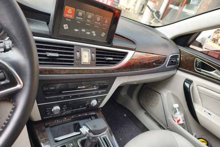 Used Zotye Z700 2016 1.8T DCT Prestige Edition Audio And AC Panel