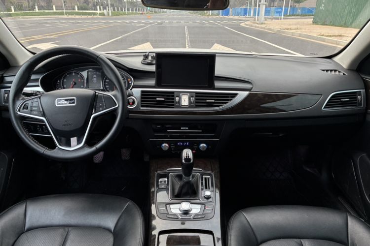 Used Zotye Z700 2016 1.8T Manual Luxury Model Interior 4