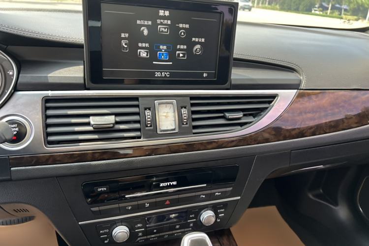 Used Zotye Z700 2016 1.8T DCT Prestige Edition Interior 8