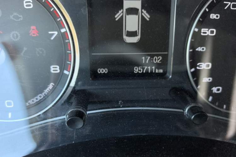 Used Zotye Z700 2016 1.8T Manual Luxury Model Odometer Close Up
