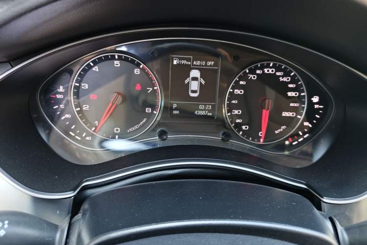 Used Zotye Z700 2016 1.8T DCT Luxury Model Odometer Close Up
