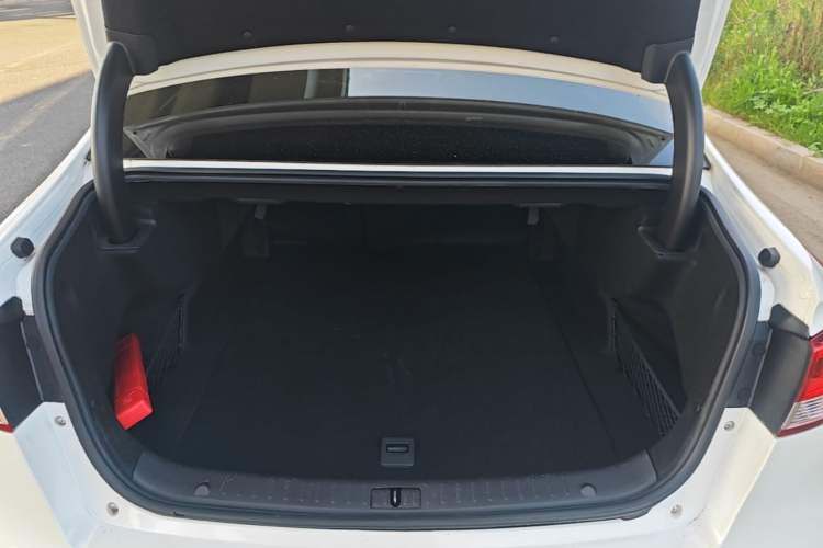 Used Zotye Z700 2016 1.8T DCT Luxury Model Trunk