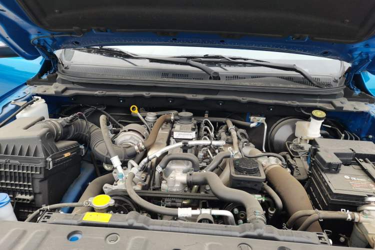 Used Zxauto 1986 2024 2.8T Heavy-Duty Diesel Manual Two-Wheel Drive Luxury Big Double Flatbed Engine Bay