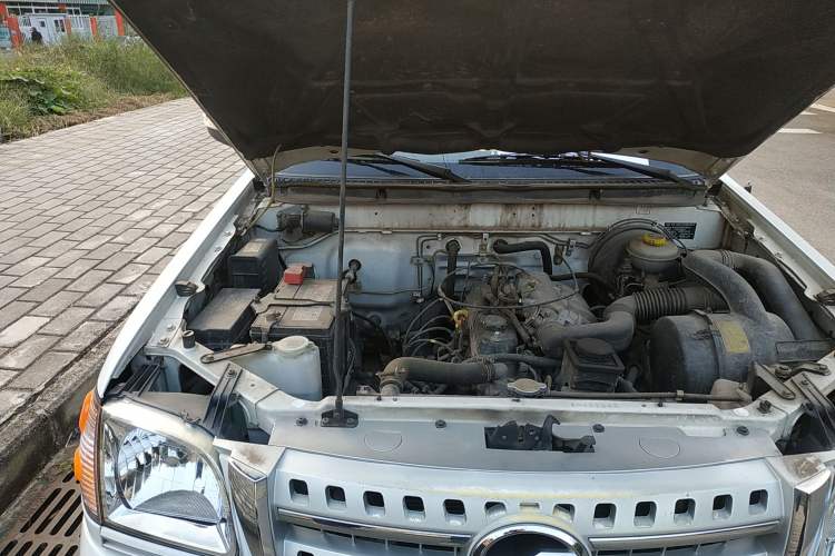 Used Zxauto Grandtiger G3 2013 2.2L Two-Wheel Drive Gasoline Elite Version Mid-Range Axle Engine Bay Right