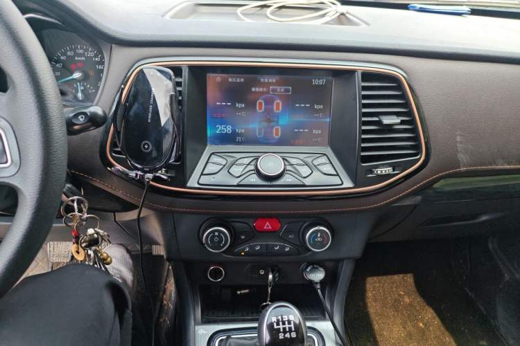Used Zxauto Terralord 2019 2.5T Passenger Version Diesel Two-Wheel Drive Manual Standard Configuration Big Double SD4V25R-100 Audio And AC Panel