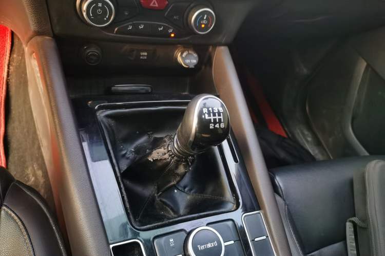 Used Zxauto Terralord 2019 2.5T Passenger Version Diesel Two-Wheel Drive Manual Ultra-Luxury Trim with Dual Features Gear Lever