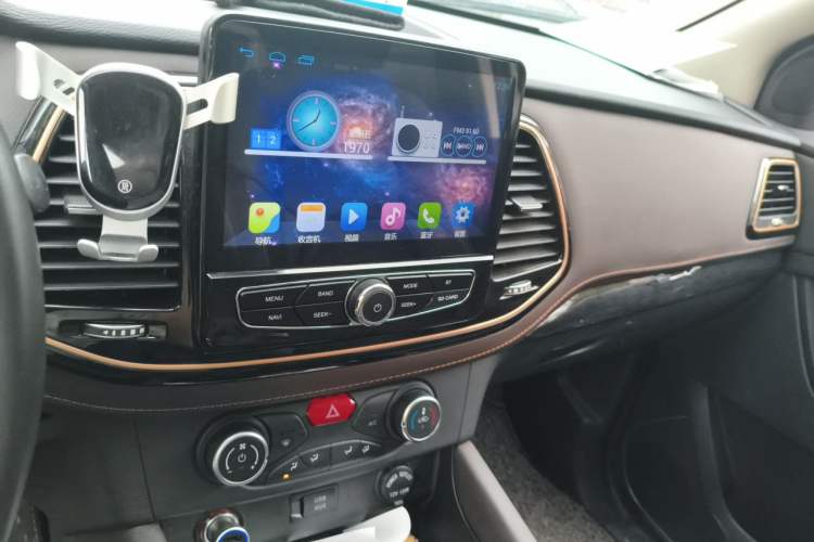 Used Zxauto Terralord 2019 2.4T Passenger Version Gasoline Two-Wheel Drive Manual Ultra-Luxury Trim with Dual Features Audio And AC Panel