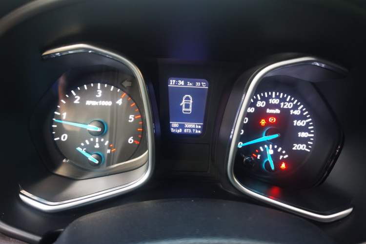 Used Zxauto Terralord 2021 2.5T Passenger Version Diesel Two-Wheel Drive Luxury Trim with Dual Wheels Odometer Close Up